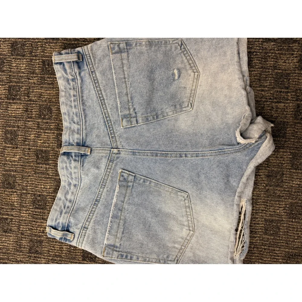 Chelsea Violet Distressed Denim Cut Off Shorts Blue‎ Light Wash Raw Hem Size 26